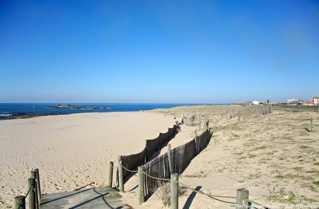 Praia da Memória en la costa atlántica junto a Matosinhos