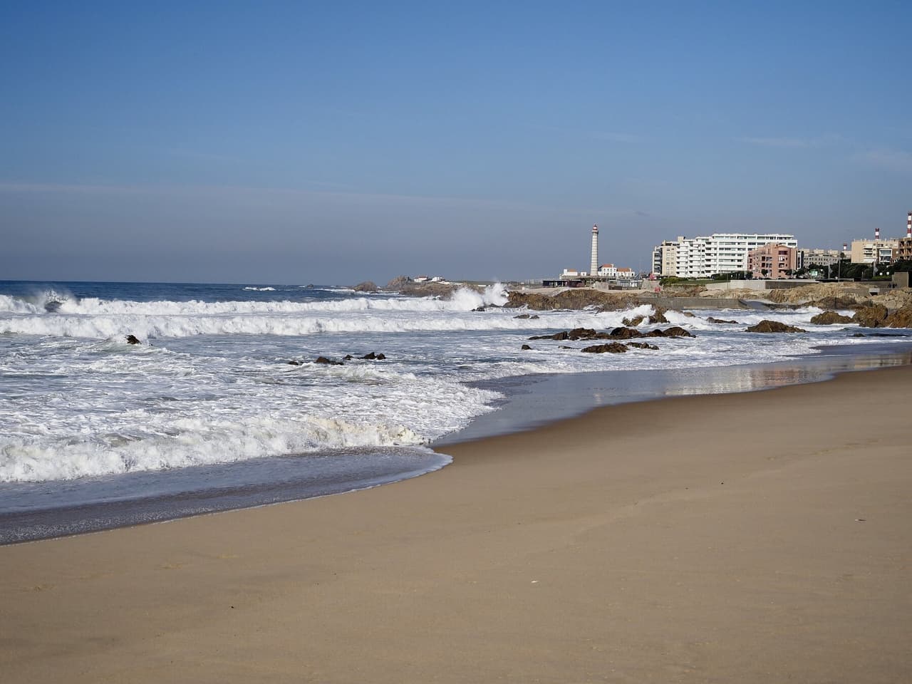 Playa de Leça da Palmeira con el faro de Leça