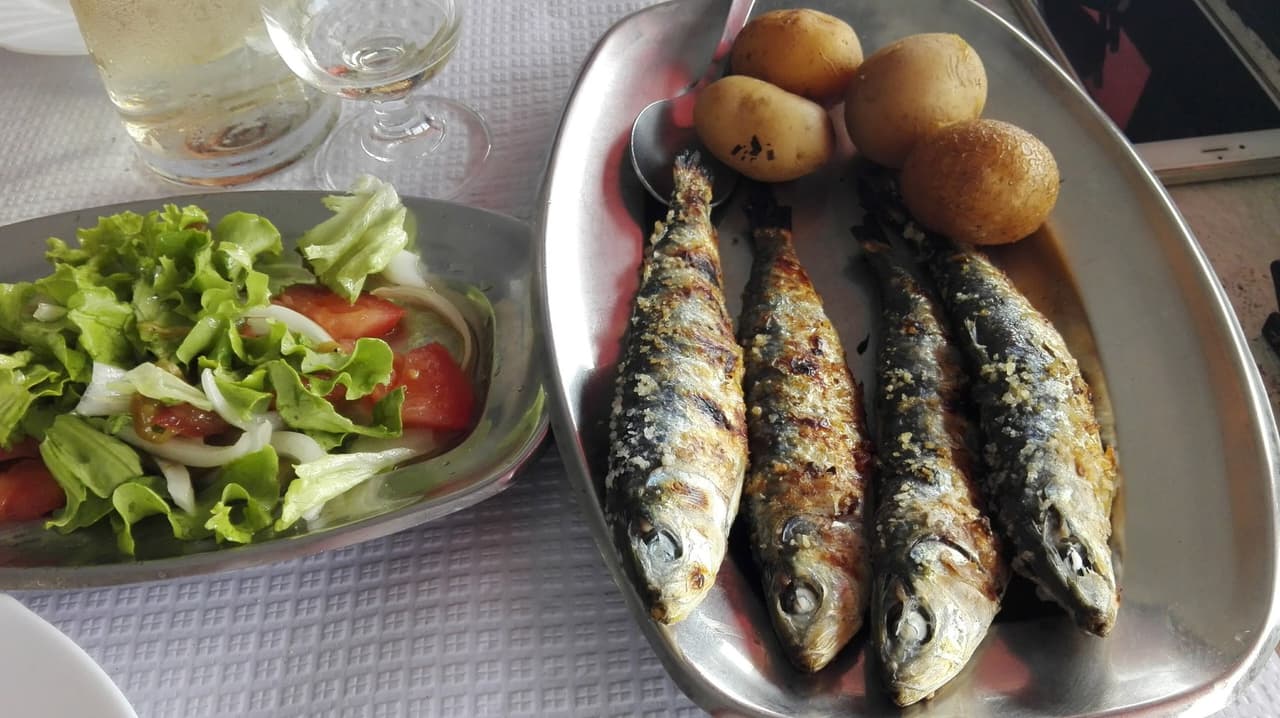 Sardinas a la parrilla con patatas y ensalada en Matosinhos