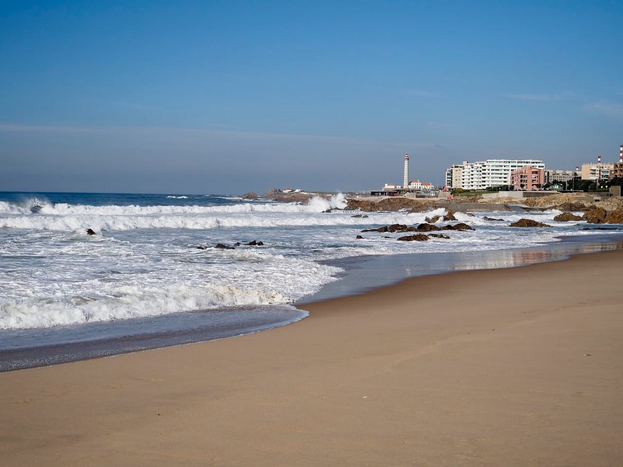 Playa de Leça da Palmeira con el Farol de Leça en la costa atlántica