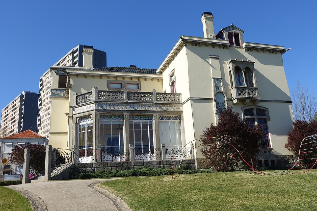 Cour-jardin élégante d'une maison-musée historique