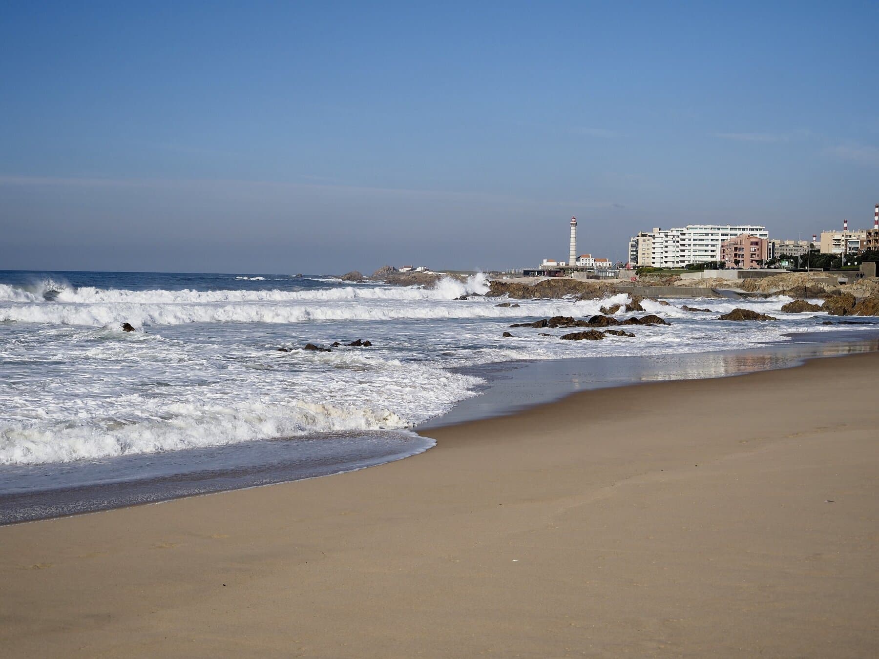 Praia de Leça da Palmeira com o Farol de Leça